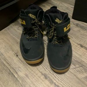 Lebron James sneakers, size 6Y